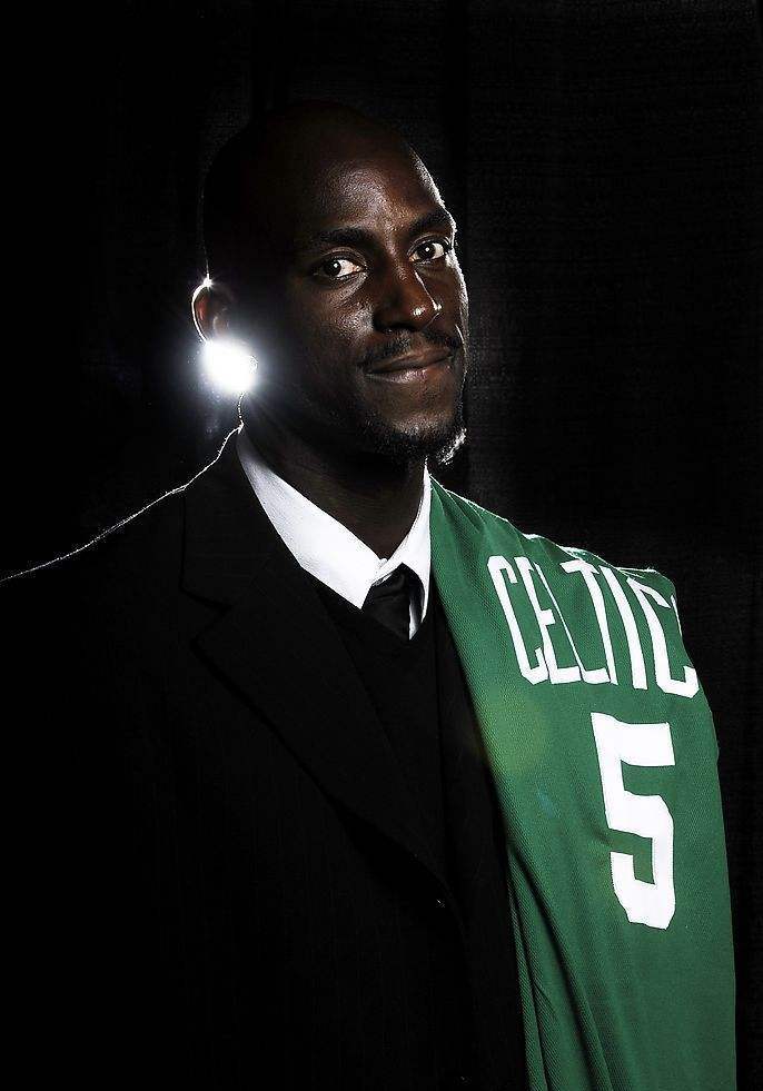 窗口期体能课后；波士顿凯尔特人官宣签约备战西甲；引发热议；年轻球员得到机会的简单介绍